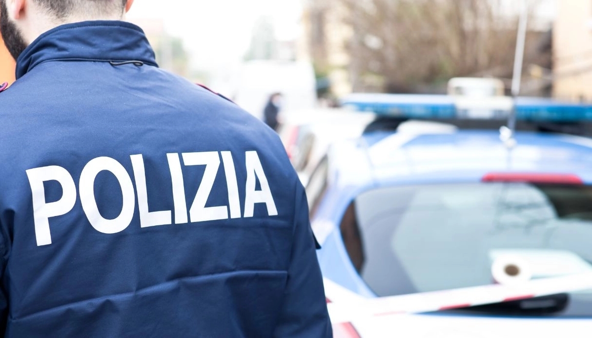 Roma – La Polizia di Stato ha eseguito un’ordinanza di applicazione della misura cautelare in carcere nei confronti di un allenatore di basket