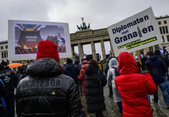 Ucraina, 10mila in piazza a Berlino: “Sì diplomazia, no a invio armi”