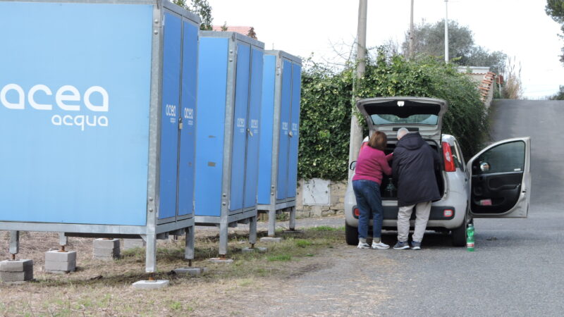 Ardea: I cittadini di Villaggio Ardeatino, protestano per la mancanza di acqua potabile. Le casette dispensatrici installate troppo lontano dalle loro case