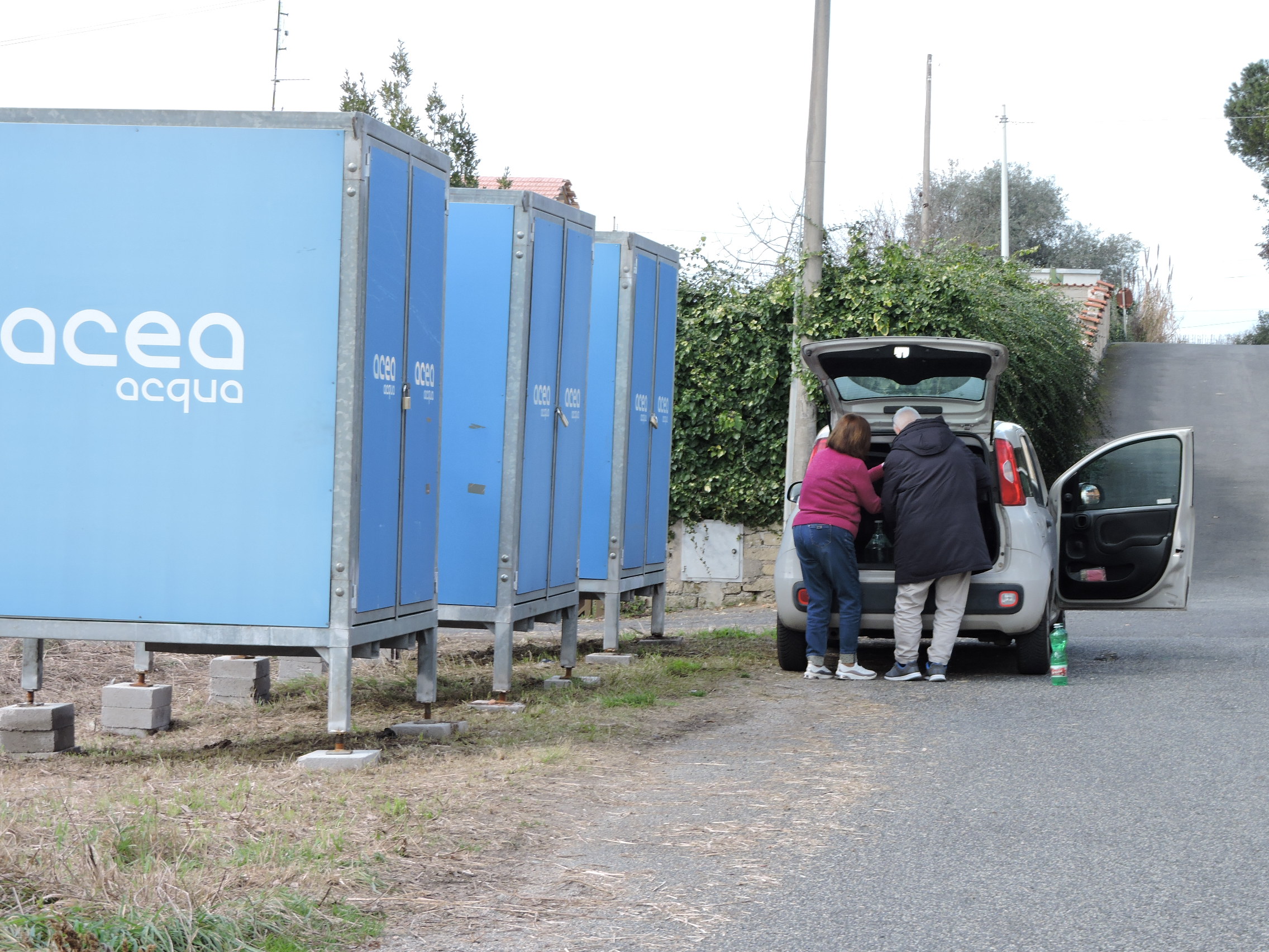 Ardea: I cittadini di Villaggio Ardeatino, protestano per la mancanza di acqua potabile. Le casette dispensatrici installate troppo lontano dalle loro case