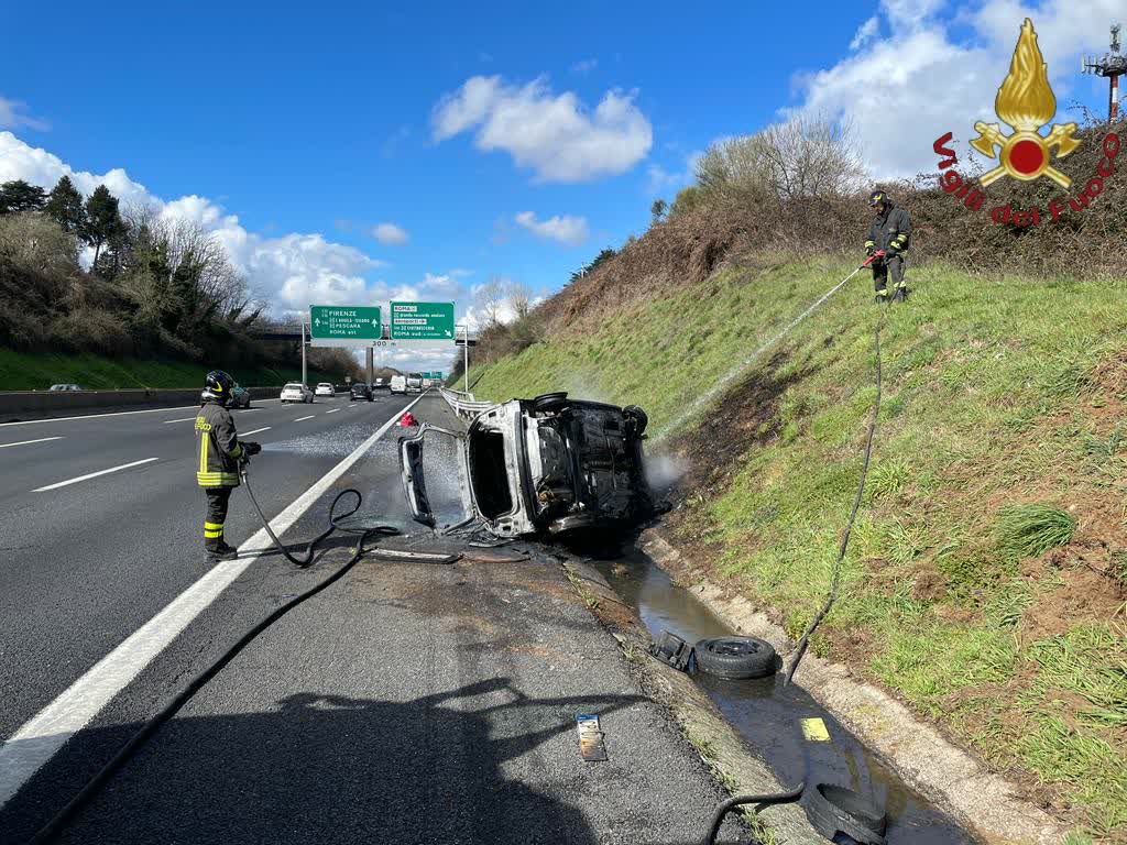 Colleferro Valmontone, un’auto sbanda, finisce fuori strada e si infiamma sull’Autostrada del Sole