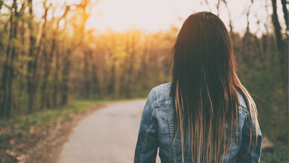 Passeggiare tra gli alberi riduce l’ansia: lo dimostra una ricerca del Cnr