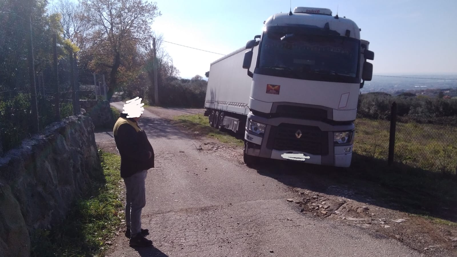 Genzano: Un grosso tir rimasto incastrato nelle campagne tra Lanuvio e Genzano