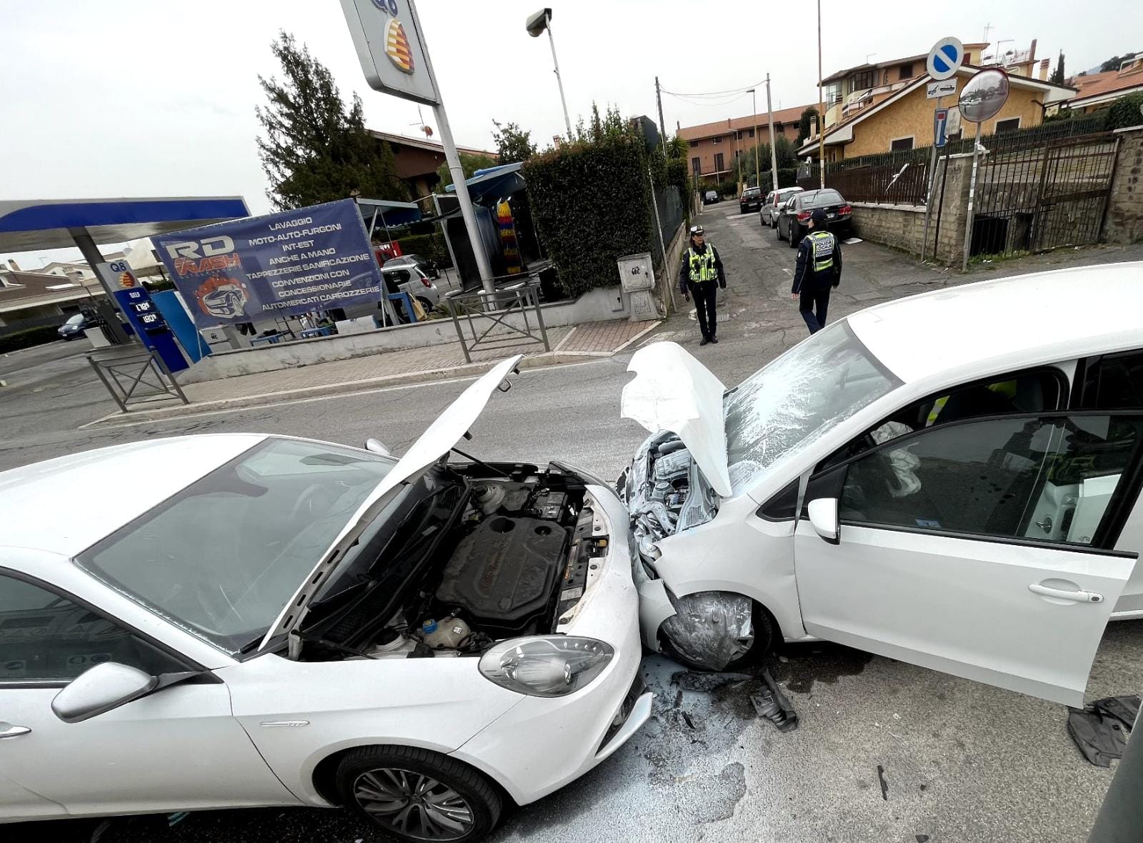 Ciampino, anziana donna al volante invade la corsia opposta e centra 4 auto parcheggiate