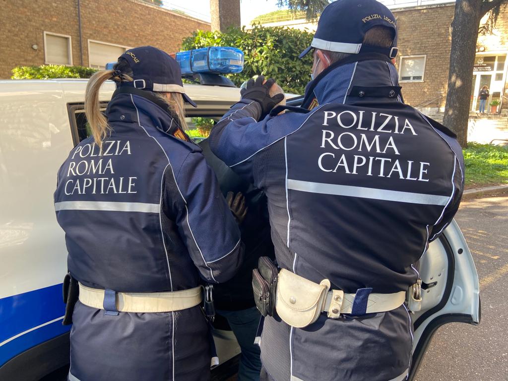 Roma: Entra in un appartamento armato di coltello, con all’interno una ragazza di 17 anni. Arrestato da una pattuglia della Polizia di Roma Capitale