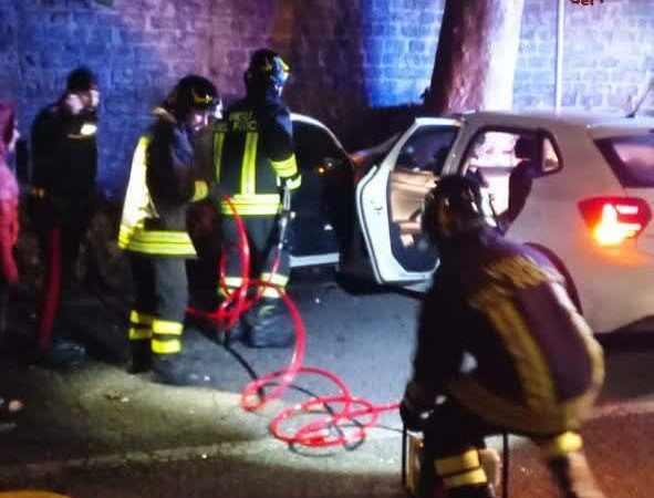 Roma: Incidente stradale in via Tiberina. Un’autovettura si è schiantata contro un grosso albero