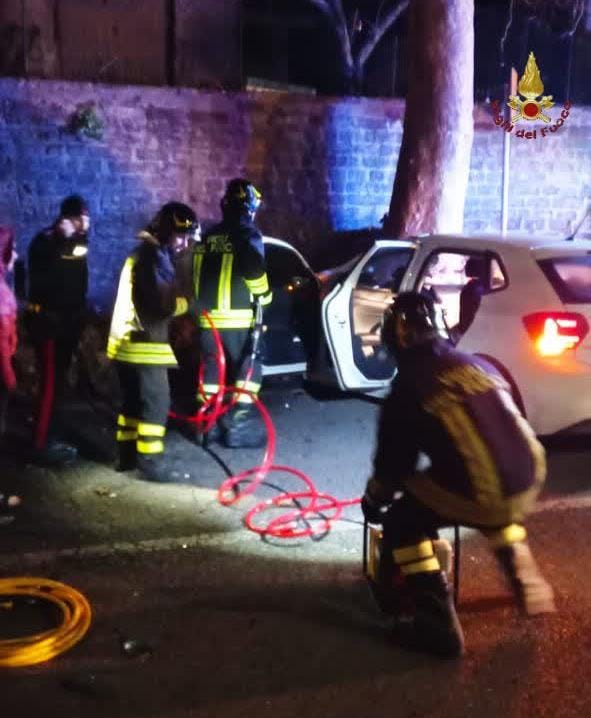 Roma: Incidente stradale in via Tiberina. Un’autovettura si è schiantata contro un grosso albero