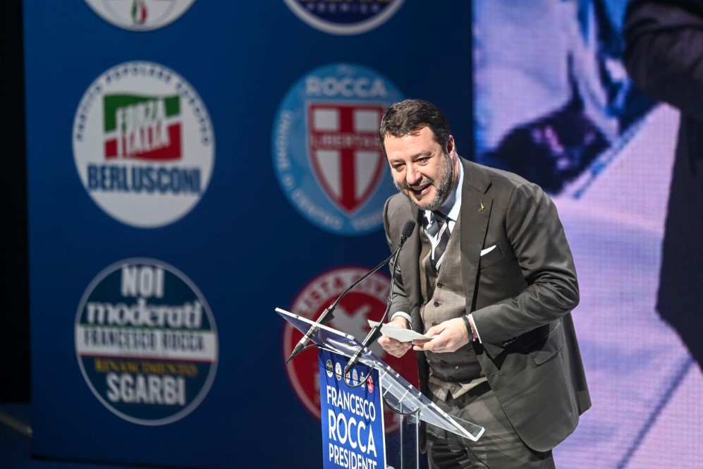 Salvini ai pugliesi: “Spostate i mandorli e avanti con l’Alta velocità”