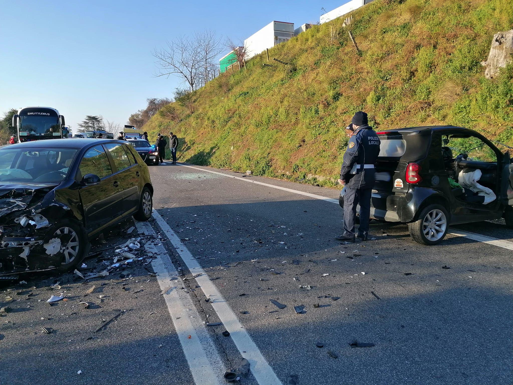 Velletri: Violento frontale su via Appia Nuova al km 35, ferite due donne. Accaduto stamattina alle 8