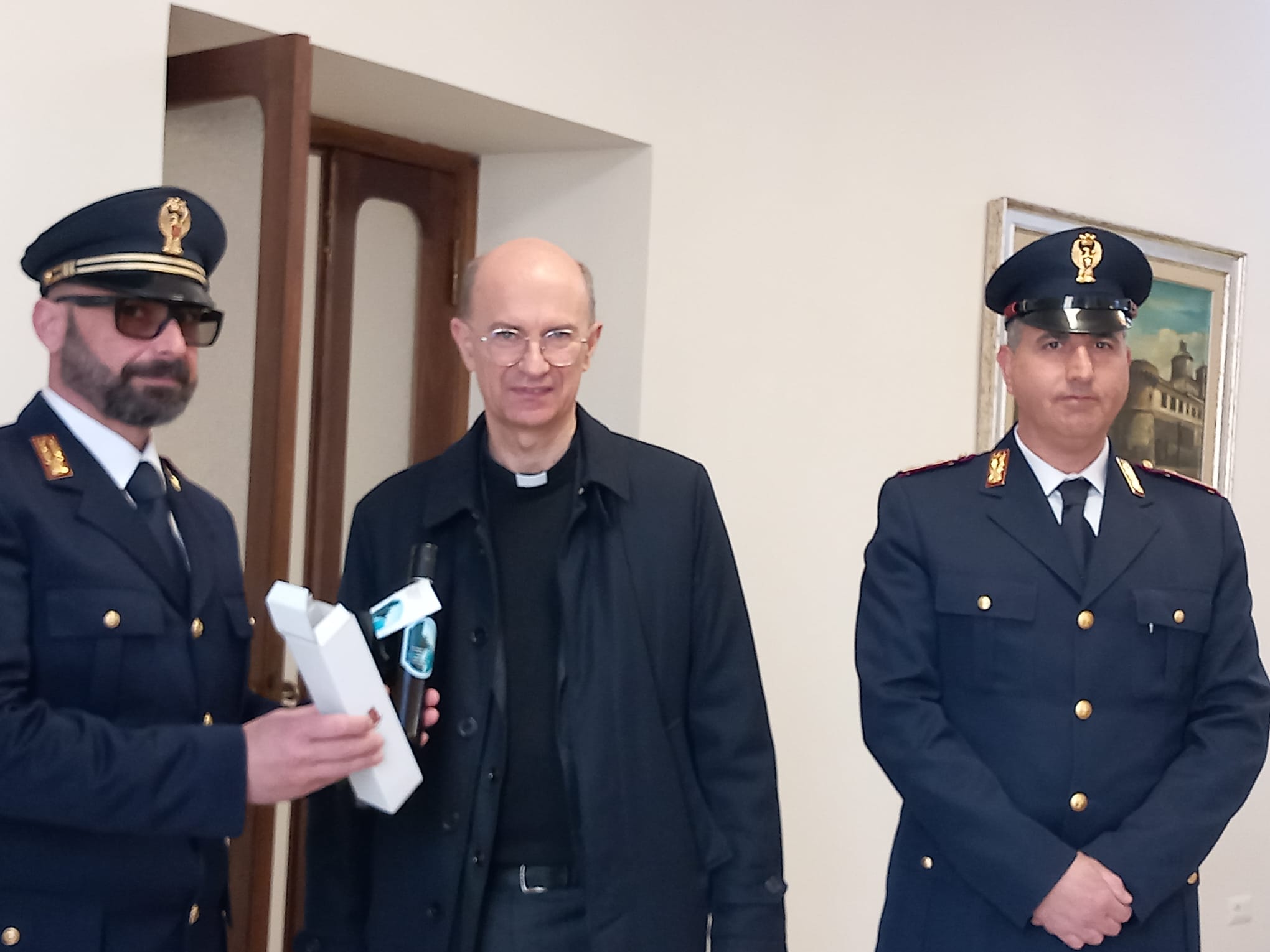 Velletri, gli agenti del commissariato di polizia portano l’olio di Capaci al vescovo Stefano Russo