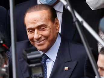 Berlusconi finalmente esce dall’ospedale: dimissioni in mattinata