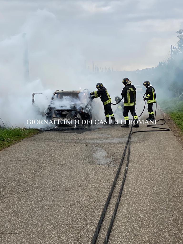 Lanuvio, una Jeep Renagade ha preso fuoco poco fa su via Astura