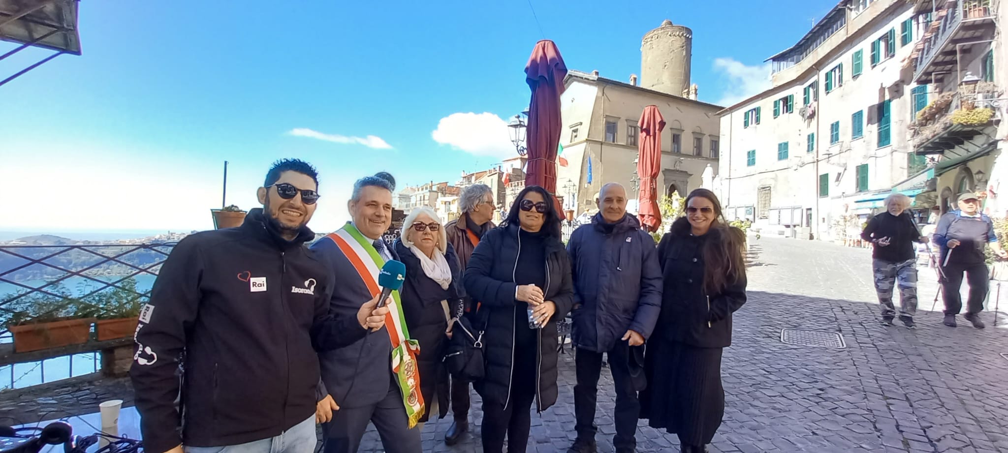 Nemi, la troupe radiofonica di Isoradio in diretta dal Borgo Antico sul famoso canale della RAI