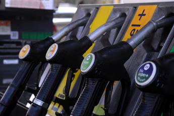 Benzina oggi, rialzo listini ma prezzi in calo alla pompa