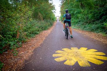 Cicloturismo, è boom in Italia: 9 mln di presenze nel 2022, il doppio del 2019, un giro d’affari di 4 mld