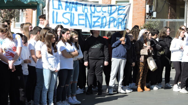 Genzano, Flash Mob contro tutte le mafie e nel ricordo delle vittime da parte degli studenti della Garibaldi