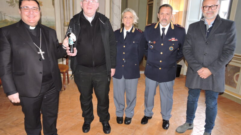 Albano, alla Diocesi albanense consegnato dalla Polizia di Stato l’olio di Capaci. Stamattina al vescovo Vincenzo Viva