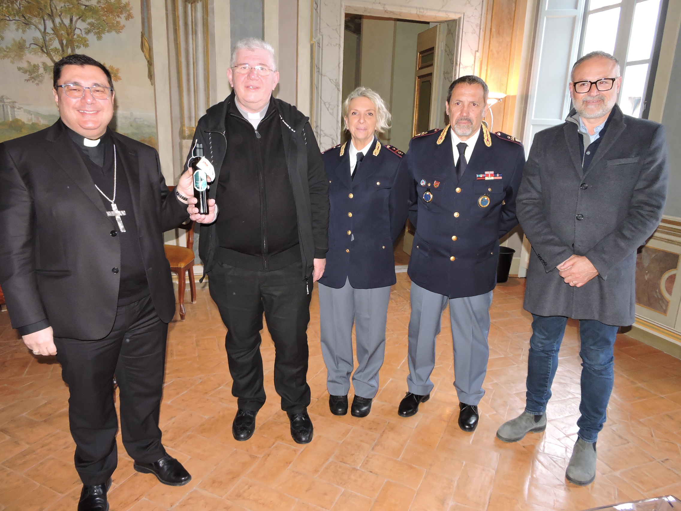 Albano, alla Diocesi albanense consegnato dalla Polizia di Stato l’olio di Capaci. Stamattina al vescovo Vincenzo Viva