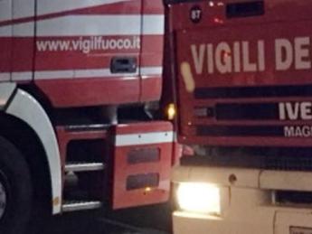 Lucca, incendio a cartiera di Porcari: “Chiudete le finestre”