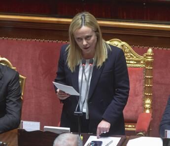 Meloni: “Prendo ordini da Ue? Preferisco dimettermi che fare come Conte…”