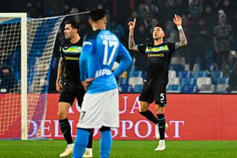 Napoli-Lazio 0-1, gol di Vecino: la capolista si ferma