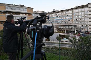 Papa Francesco ricoverato, prima notte al Gemelli per infezione respiratoria