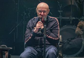 Phil Collins, “la malattia peggiora: ormai è immobile”