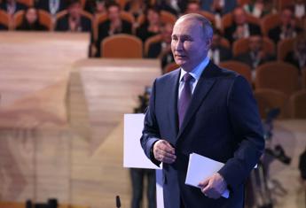 Russia, Putin corteggia gli oligarchi e annuncia misure