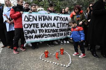 Scontro treni Grecia, migliaia in piazza davanti Parlamento Atene