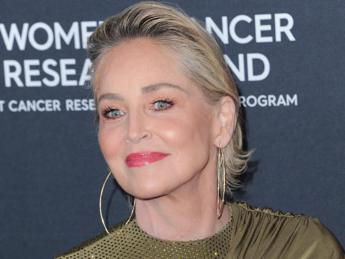 Sharon Stone in lacrime: “Ho perso la metà dei miei soldi”