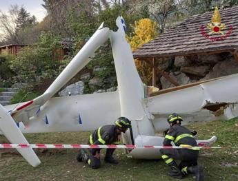 Varese, aliante cade nel giardino di una villa: salvo il pilota