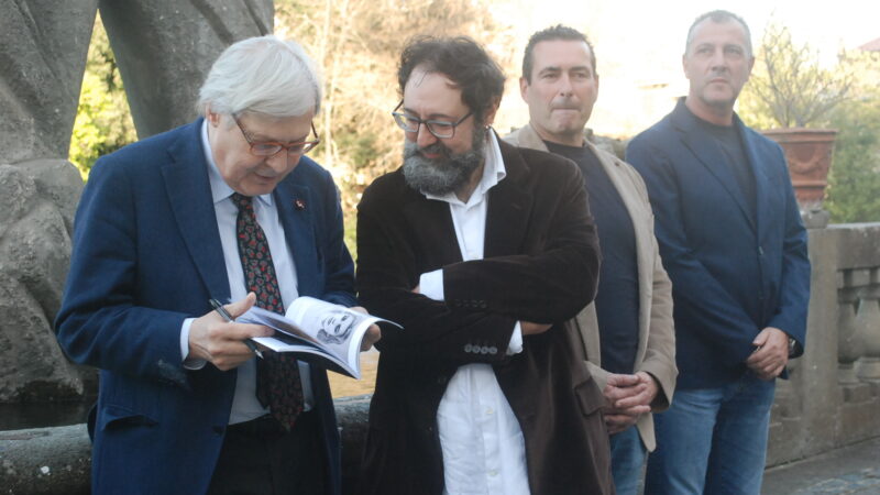 Ariccia: Il sottosegretario Vittorio Sgarbi visita la mostra “Sogni ombre e misteri” a Palazzo Chigi