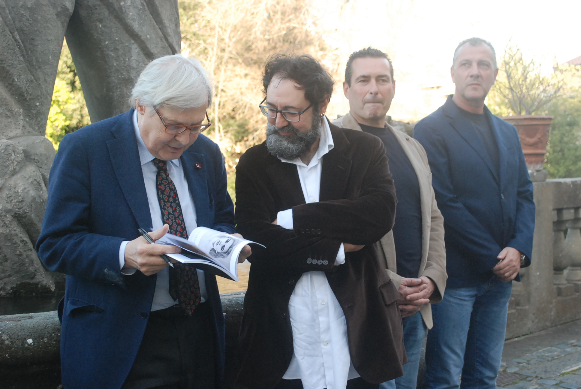 Ariccia: Il sottosegretario Vittorio Sgarbi visita la mostra “Sogni ombre e misteri” a Palazzo Chigi