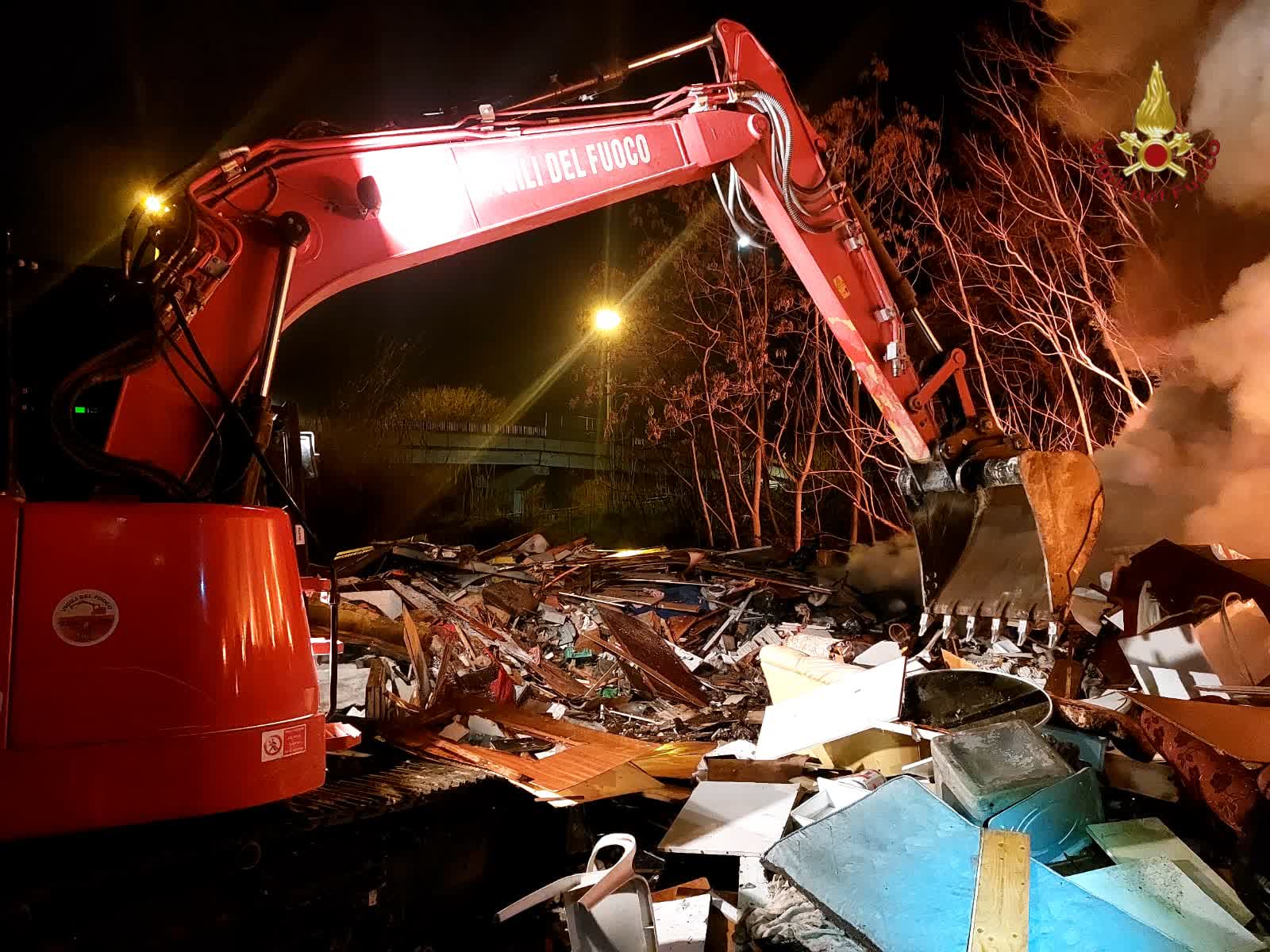 Roma, vigili del fuoco spengono un incendio di rifiuti speciali e pericolosi abbandonati a ridosso di via Collatina Vecchia