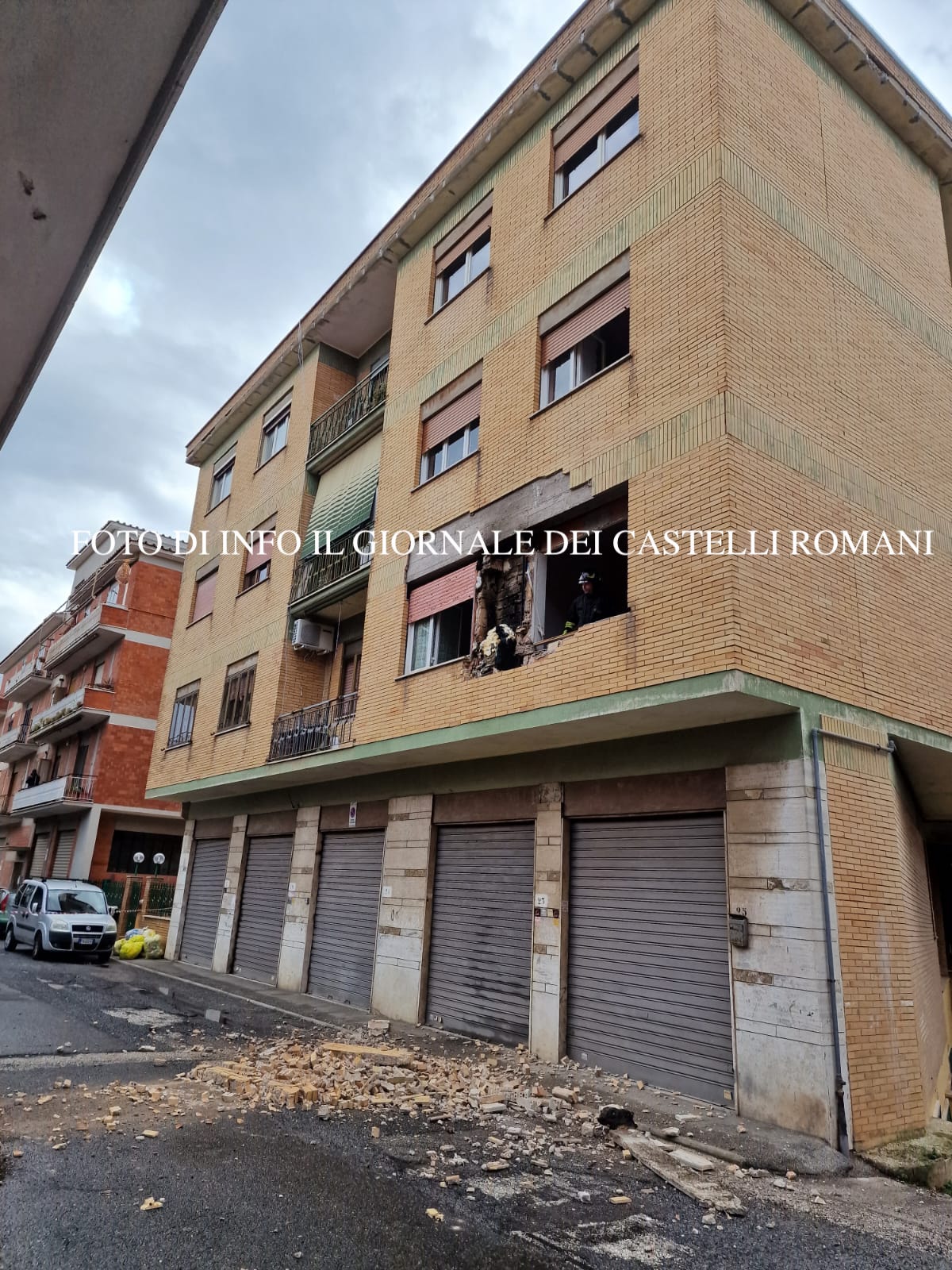 Genzano durante dei lavori edili scoppia una parete di una palazzina in via De Nicola