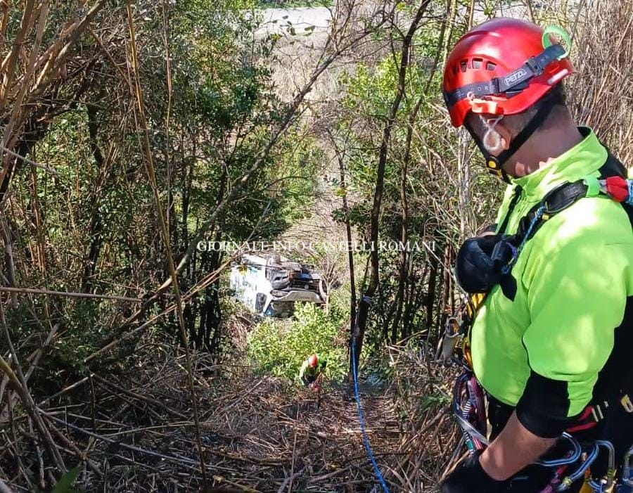 Zagarolo furgone precipita in una scarpata vigili del fuoco al lavoro per recuperarlo