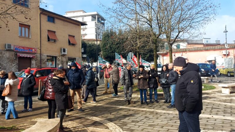 Artena, il 95% dei dipendenti comunali ha incrociato le braccia e protesta in piazza con CGIL e CISL