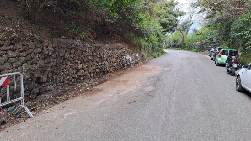 Genzano: Gli specialisti di edilizia acrobatica sistemano la frana sulla strada per il lago. I ringraziamenti del consigliere Neglia