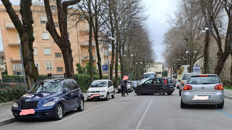 Genzano, violento scontro tra due auto su viale Rosselli. Traffico in tilt tra le 12.30 e le 14