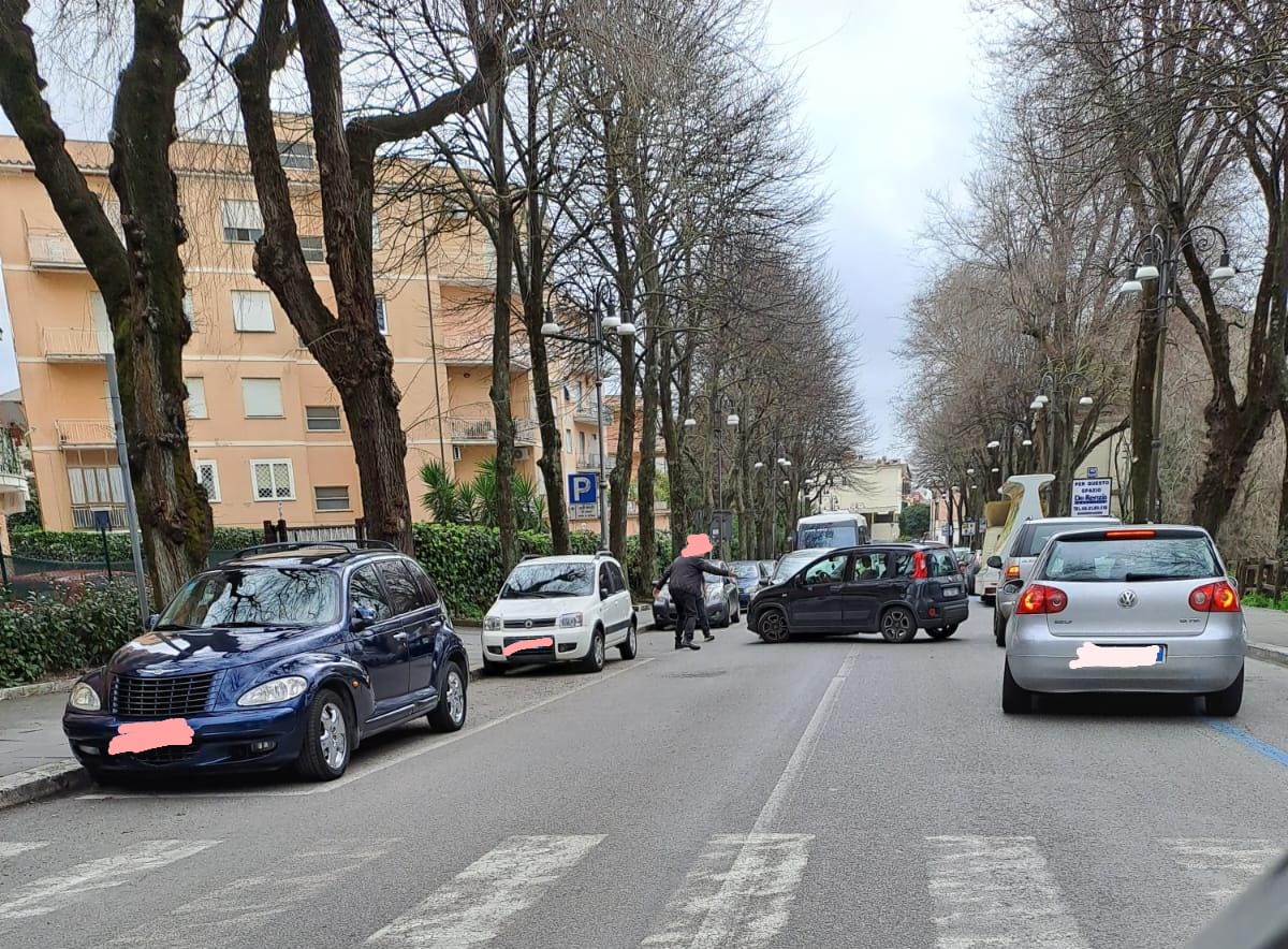 Genzano, violento scontro tra due auto su viale Rosselli. Traffico in tilt tra le 12.30 e le 14