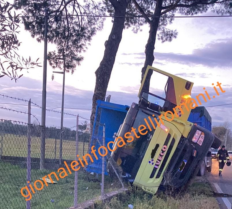 Lanuvio: Camion fuori strada abbatte palo Telecom, lunghe operazioni di rimozione e messa in sicurezza ieri pomeriggio in via Cisternense