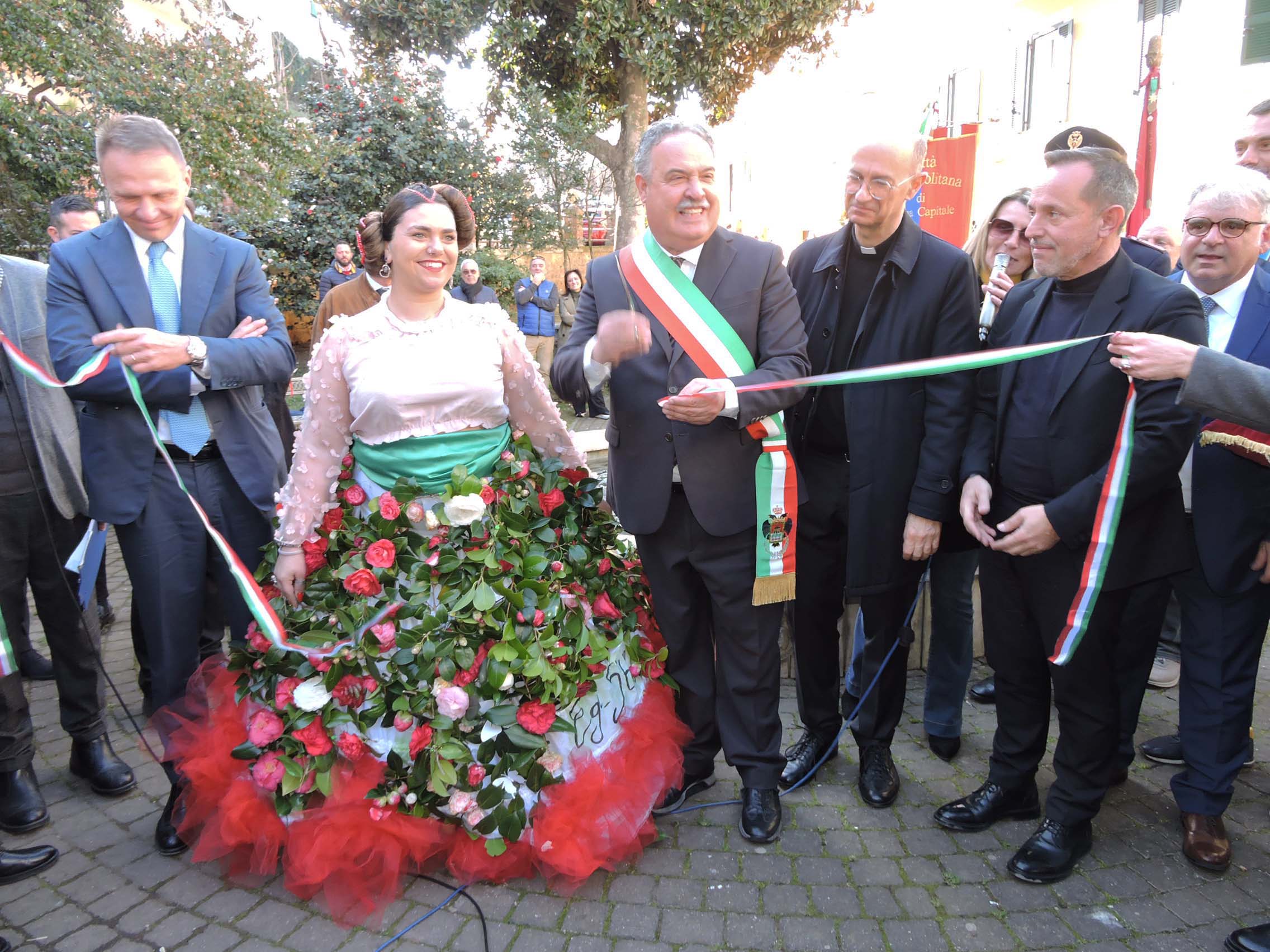 Velletri: Inaugurata la 27esima Festa delle Camelie. Grande partecipazione di visitatori, presente il ministro Lollobrigida