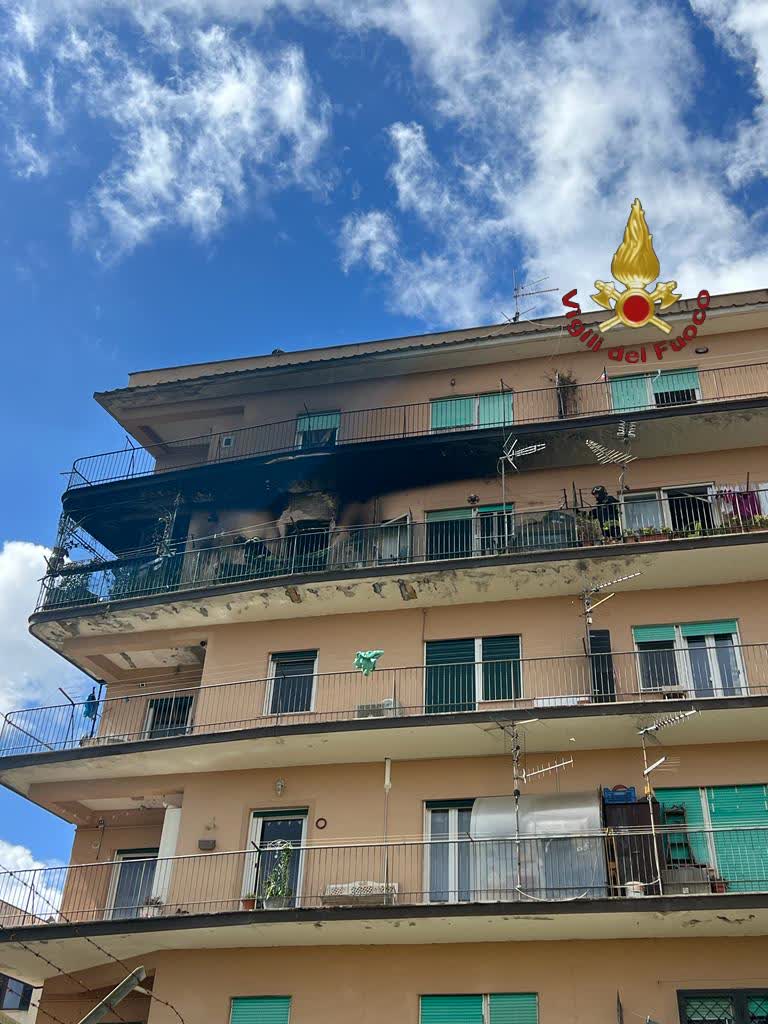 Segni, paura in una palazzina per un incendio. Condomini salvati dai vigili del fuoco