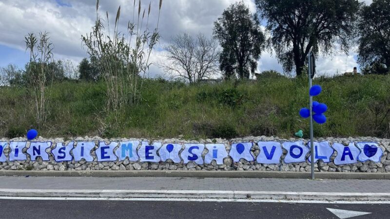 Albano Laziale, consigliera regionale Alessandra Zeppieri e l’assessore alla scuola Maria Cristina Casella, insieme agli alunni per la giornata sul autismo