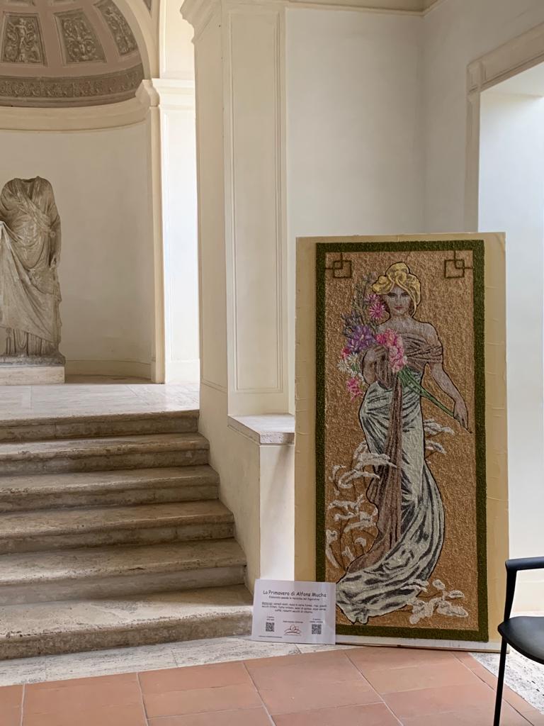 Genzano, in preparazione l’Infiorata 2023, la 245esima. A Palazzo Cesarini esposto il quadro infiorato “La Primavera di Alfonso Muchas”