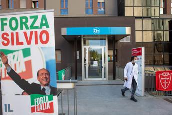 Berlusconi, supporter napoletano porta Madonna con lumino: “Speriamo lo salvi”