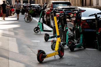 Francia, a Parigi vietati i monopattini elettrici a noleggio