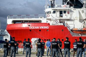 Migranti, 92 su Ocean Viking a Salerno: la metà sono minori soli