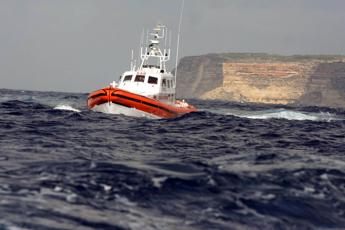 Migranti, barchino affonda al largo di Lampedusa: un morto, 20 dispersi