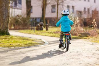 Milano, bimbo di 5 anni in bici urta anziana che cade e muore: indagato il padre